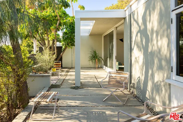 a view of entryway front of house