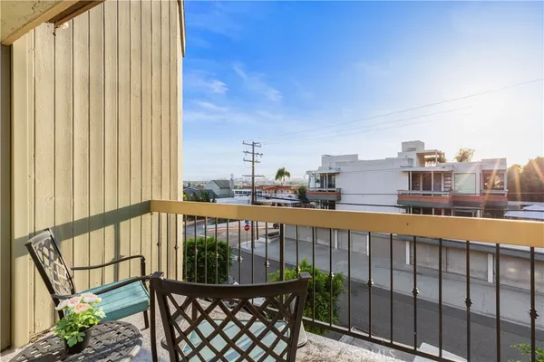 $629,000 | 2601 East 19th Street, Unit 4, Signal Hill, CA 90755