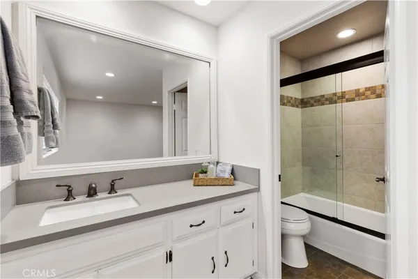 $629,000 | 2601 East 19th Street, Unit 4, Signal Hill, CA 90755