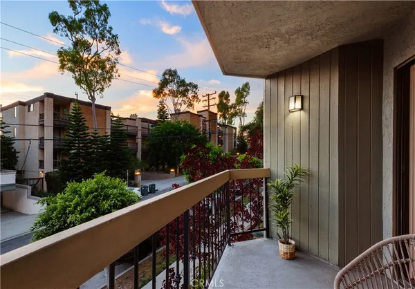 $629,000 | 2601 East 19th Street, Unit 4, Signal Hill, CA 90755