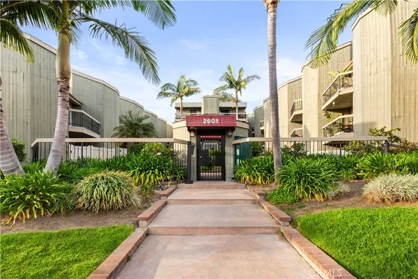$629,000 | 2601 East 19th Street, Unit 4, Signal Hill, CA 90755