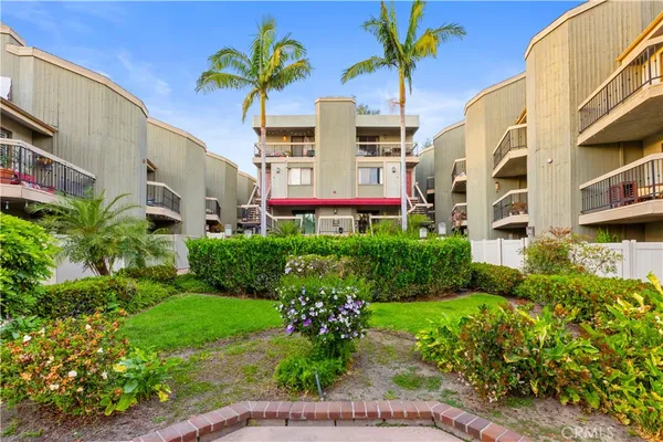 $629,000 | 2601 East 19th Street, Unit 4, Signal Hill, CA 90755