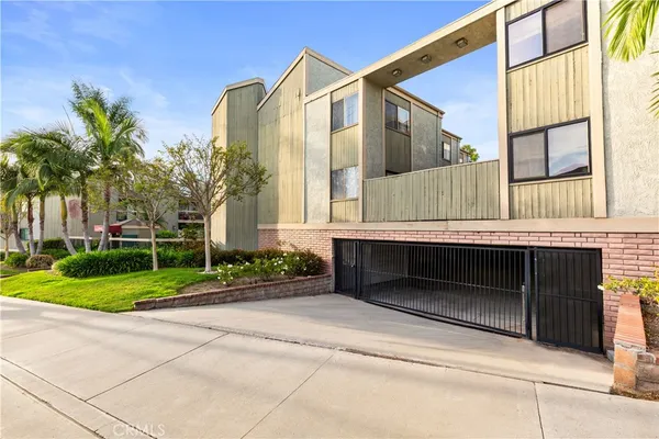 $629,000 | 2601 East 19th Street, Unit 4, Signal Hill, CA 90755