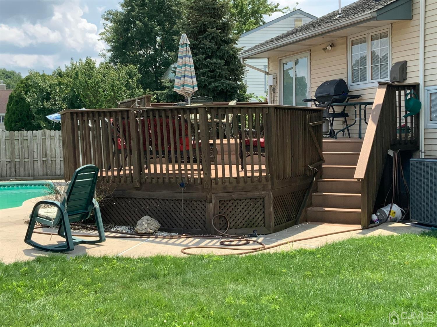 25 Penn Street Fords, NJ 08863 - Photo 4 of 20 a view of a backyard with a sitting area