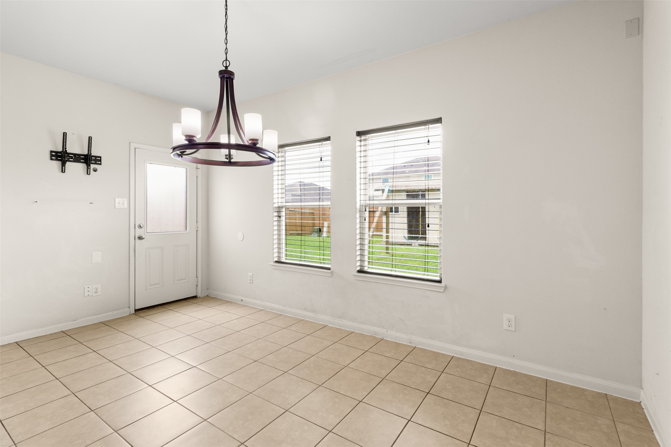 9426 Grand Spark Drive Rosharon, TX 77583 - Photo 10 of 31 Large windows fill the space with natural light and create a bright setting for morning breakfasts and evening dinners. The convenient access to the backyard makes indoor-outdoor entertaining easy.
