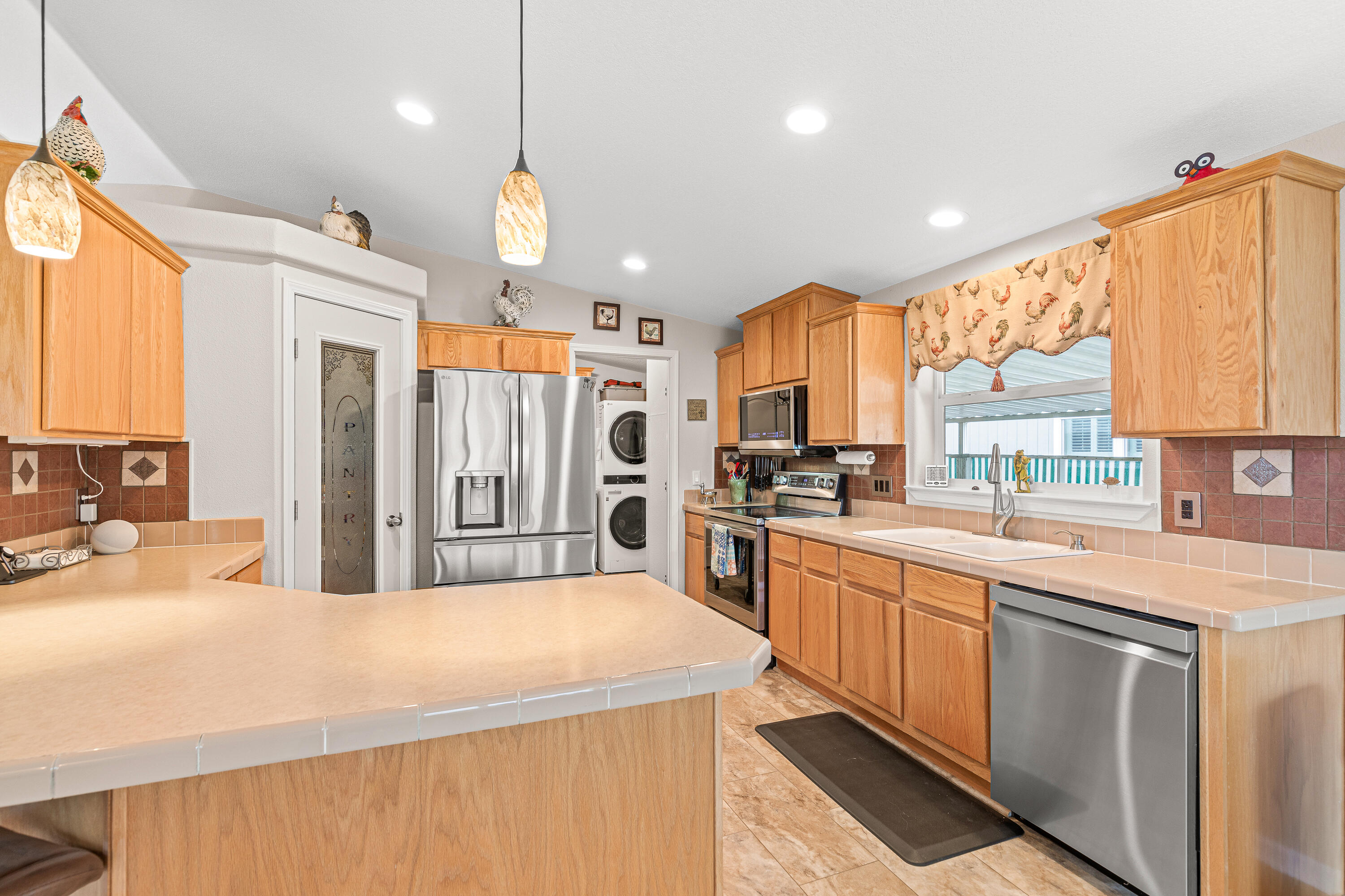8401 Old Stage Road, Unit 34 Central Point, OR 97502 - Photo 12 of 30 Kitchen Full