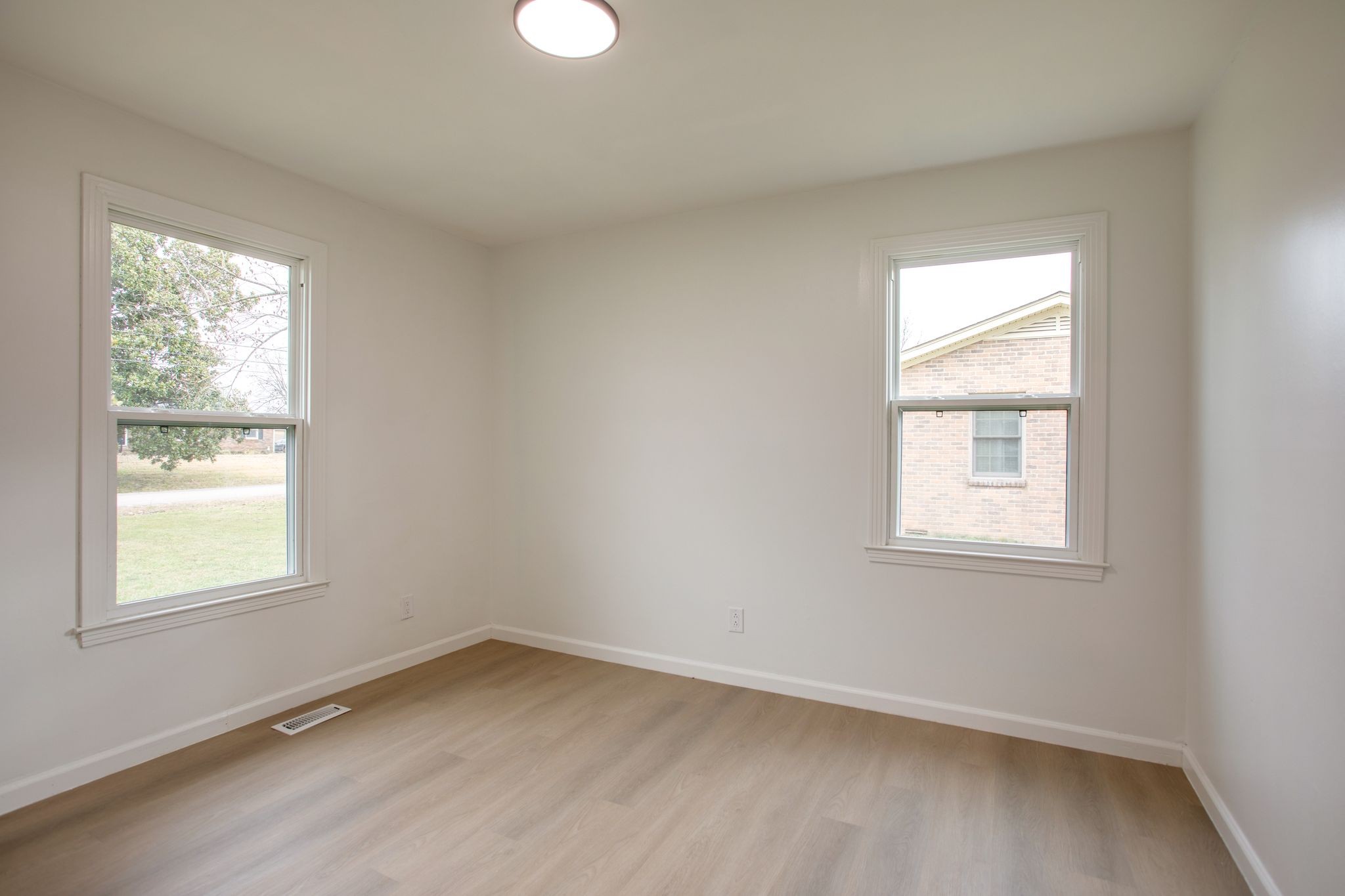 223 Hampton Road Columbia, TN 38401 - Photo 19 of 38 an empty room with a window