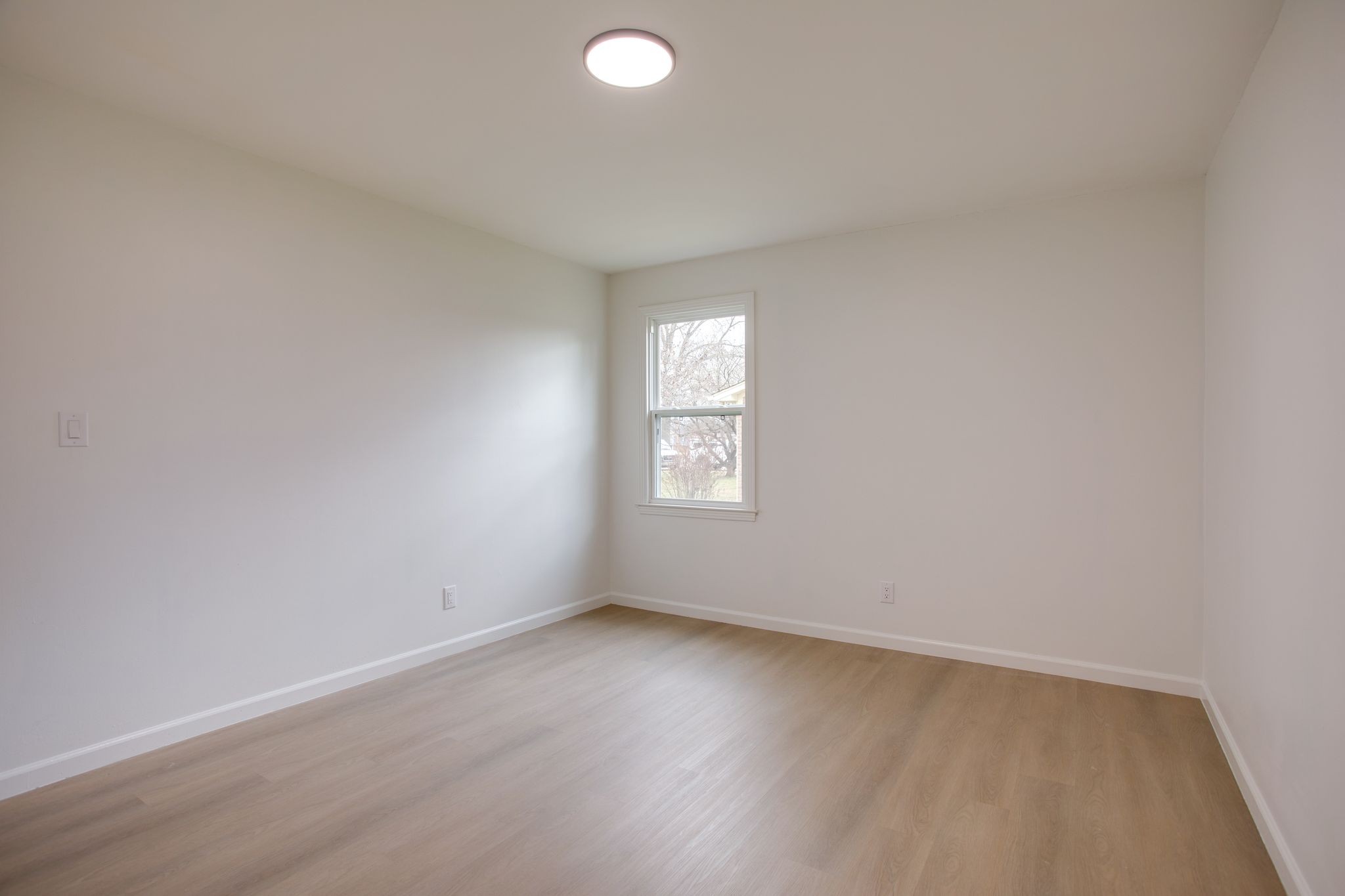 223 Hampton Road Columbia, TN 38401 - Photo 25 of 38 an empty room with a window