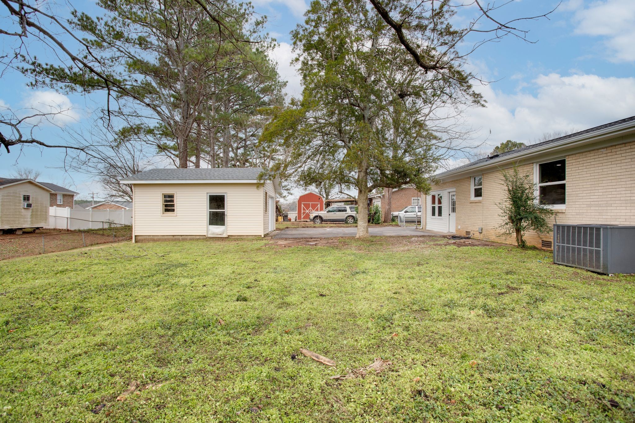 223 Hampton Road Columbia, TN 38401 - Photo 35 of 38 a backyard of a house with table and chairs
