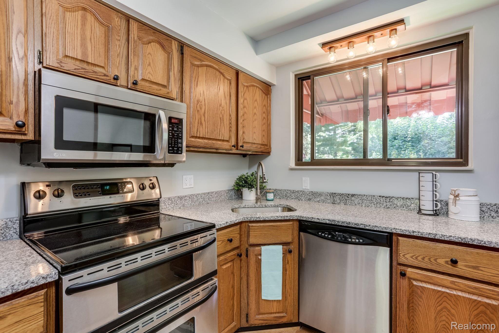 311 Dover Road Waterford, MI 48328 - Photo 11 of 67 New Kitchen
