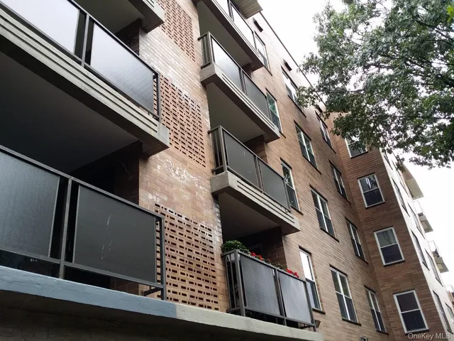 $3,005 | 360 Central Avenue, Unit 106, Lawrence, NY 11559