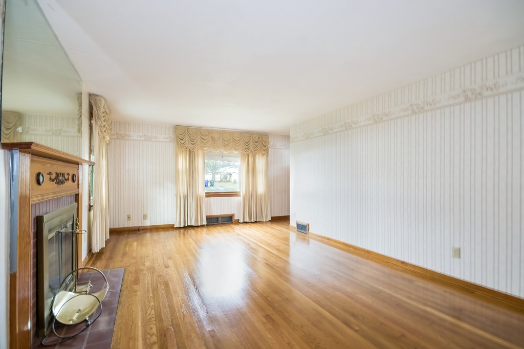37 Bray Street Springfield, MA 01104 - Photo 4 of 27 Gallery Image 4