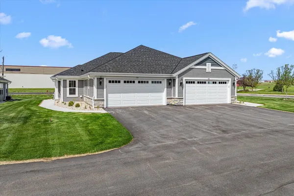 $399,900 | 504 Hunter Oaks Boulevard, Unit 1001, Watertown, WI 53094