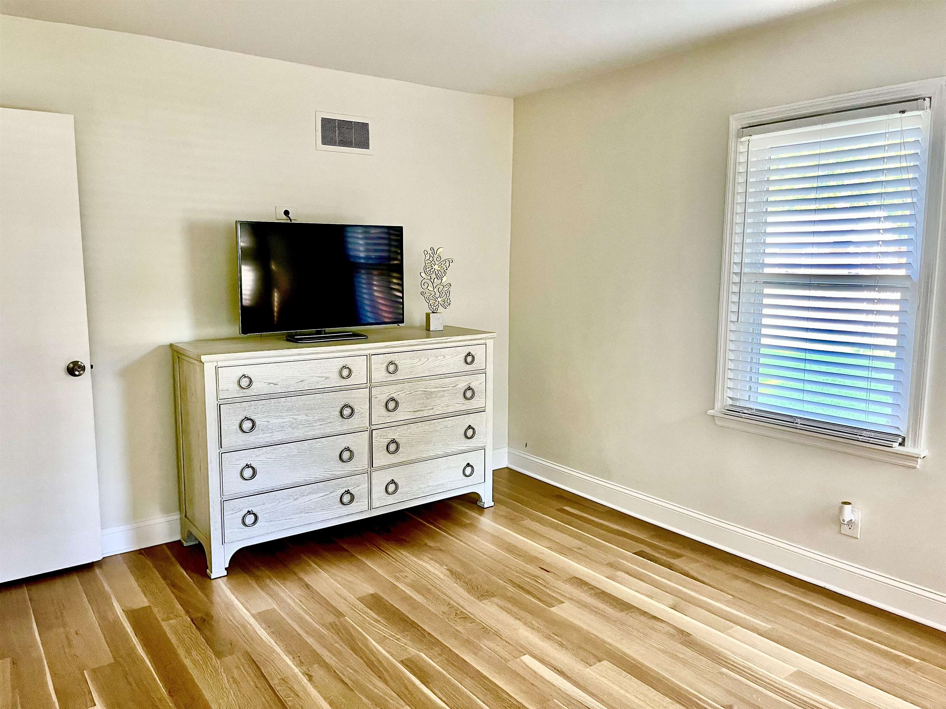 1221 West Perkins Road Memphis, TN 38117 - Photo 7 of 12 Another angle to give you the full perspective of this room.