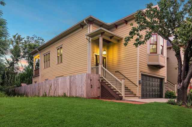 a view of entryway with a front door