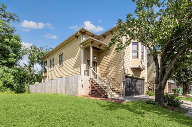 a view of entryway with a front door