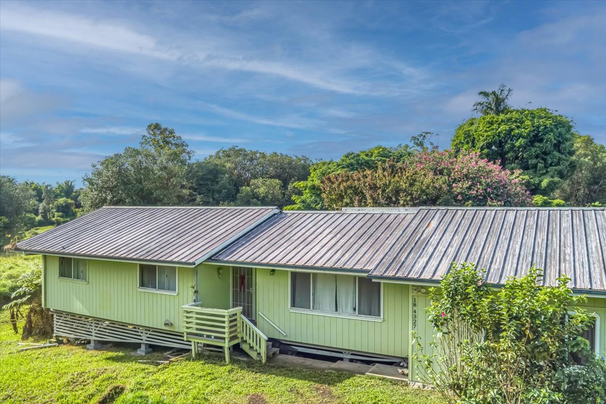 18-4327 North Peck Road Mountain View, HI 96771 - Photo 22 of 26 a backyard of a house with seating space