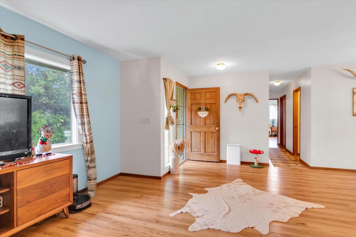 18-4327 North Peck Road Mountain View, HI 96771 - Photo 4 of 30 a living room with furniture window and wooden floor