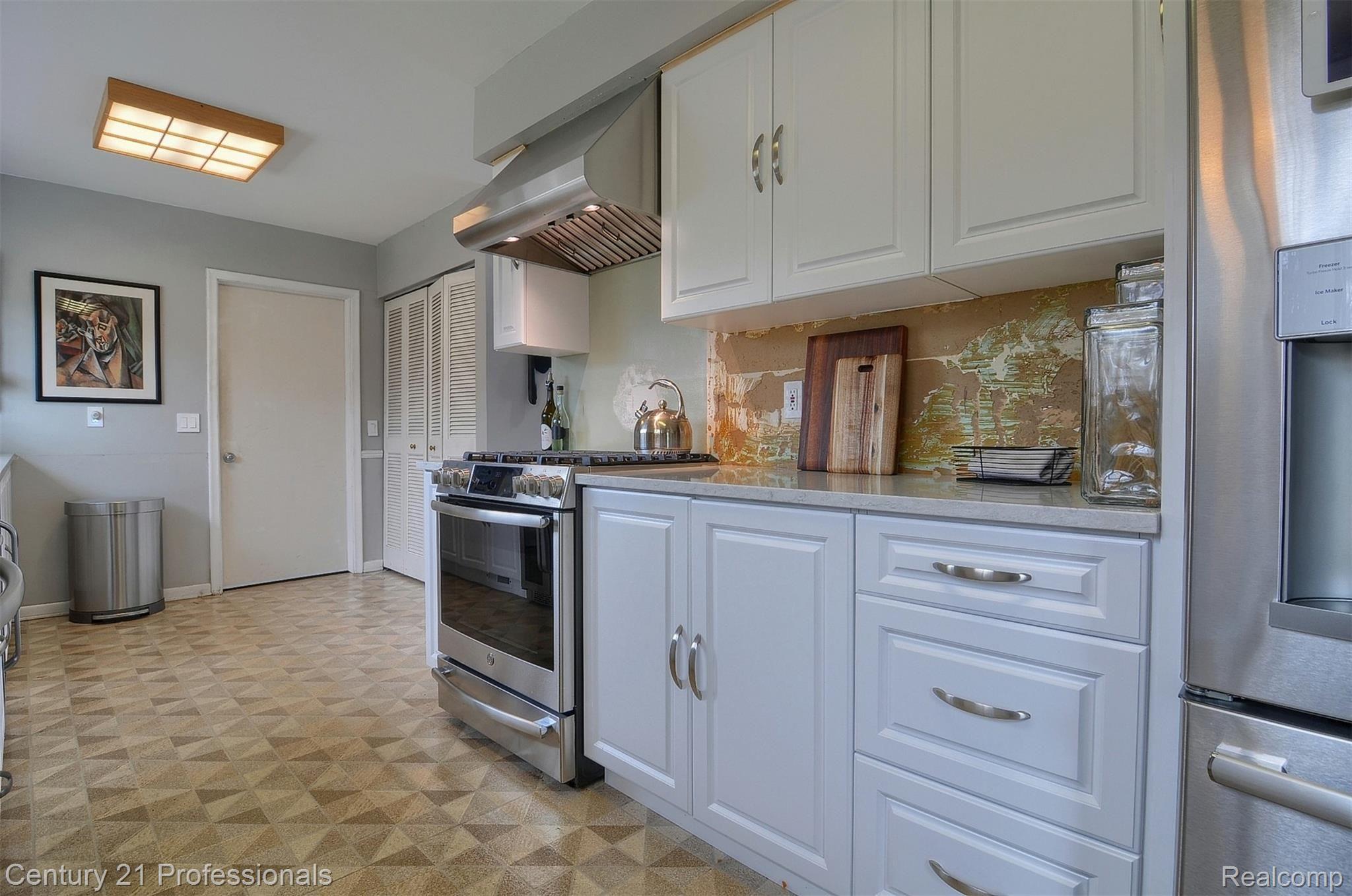 63 East Maryknoll Road Rochester, MI 48309 - Photo 11 of 34 Kitchen View.jpg $500 Concession for back splash