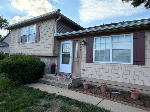 $2,300 | 301 Cherrywood Court, Unit 301, Vernon Hills, IL 60061