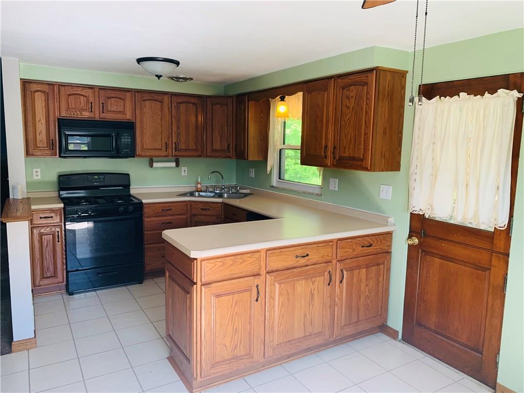 9909 Walker Road Elizabeth, PA 15037 - Photo 7 of 25 Well equipped eat-in kitchen
