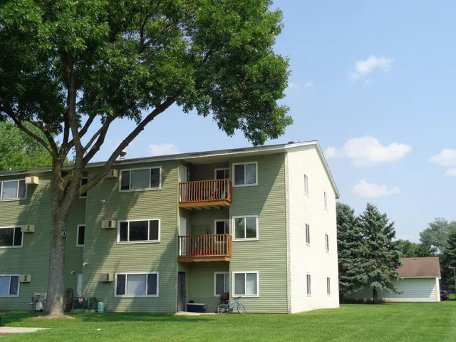 $750 | 808 Evergreen Avenue, Unit 103, Olivia, MN 56277