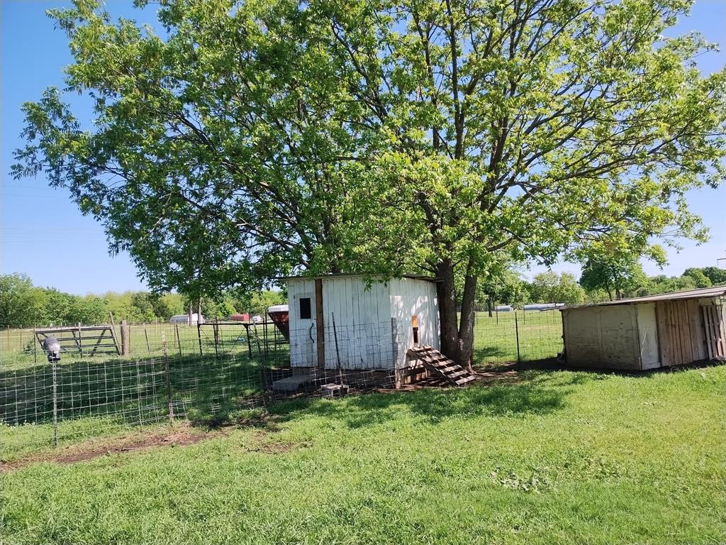 4440 Dripping Spring Road Sherman, TX 75090 - Photo 29 of 39 chicken coop