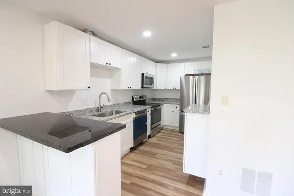 $2,100 | 3150 Anchorway Court, Unit E, Falls Church, VA 22042