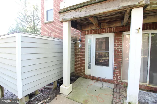 $2,100 | 3150 Anchorway Court, Unit E, Falls Church, VA 22042