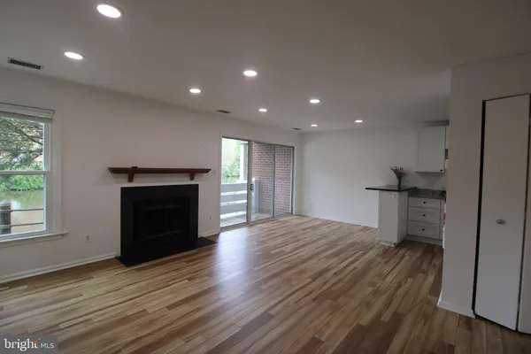 $2,100 | 3150 Anchorway Court, Unit E, Falls Church, VA 22042