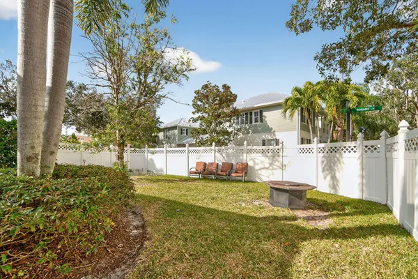a view of a yard with a house