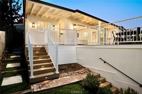 a view of entryway with a front door
