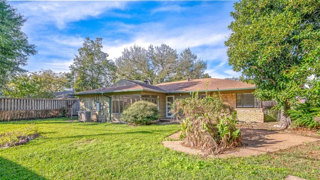 a view of a house with backyard and a garden