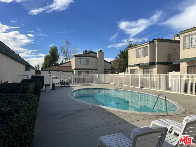 $565,000 | 19620 Roscoe Boulevard, Unit D, Northridge, CA 91324