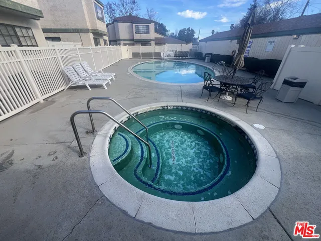 $565,000 | 19620 Roscoe Boulevard, Unit D, Northridge, CA 91324