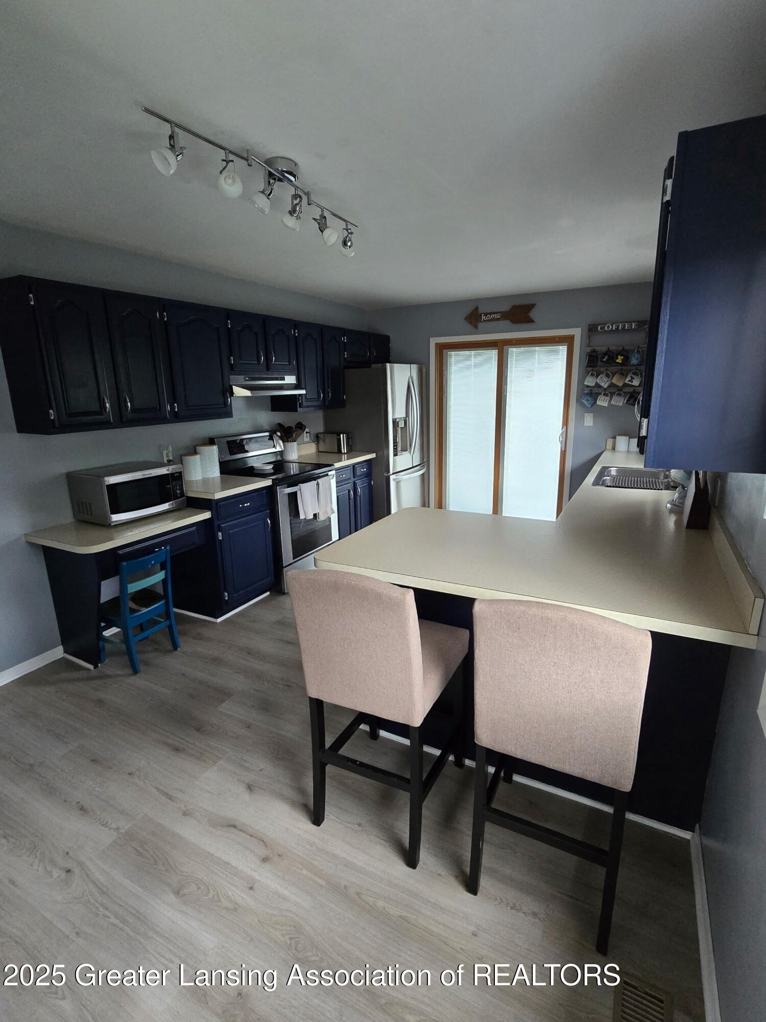 3611 West Holmes Road Lansing, MI 48911 - Photo 5 of 22 Breakfast bar