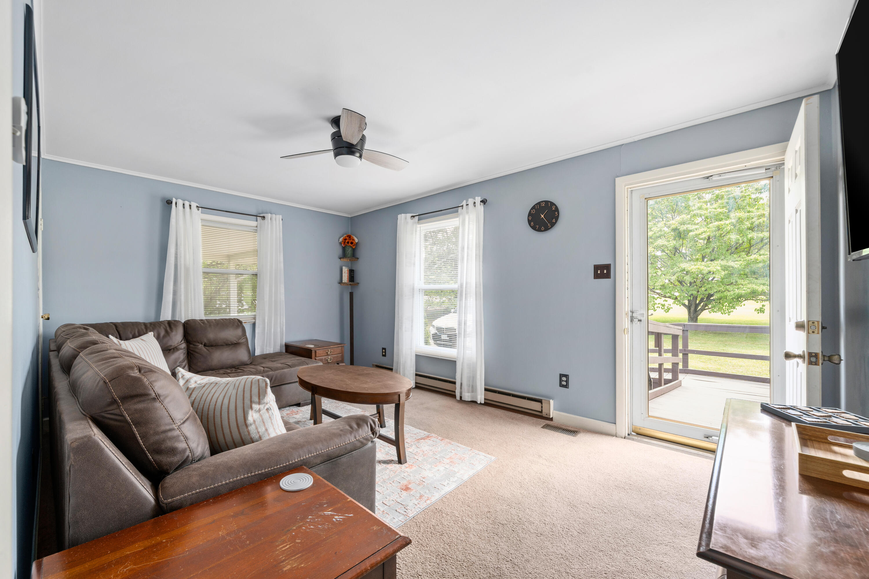 3268 Read Mountain Road Roanoke, VA 24019 - Photo 5 of 21 Living Room