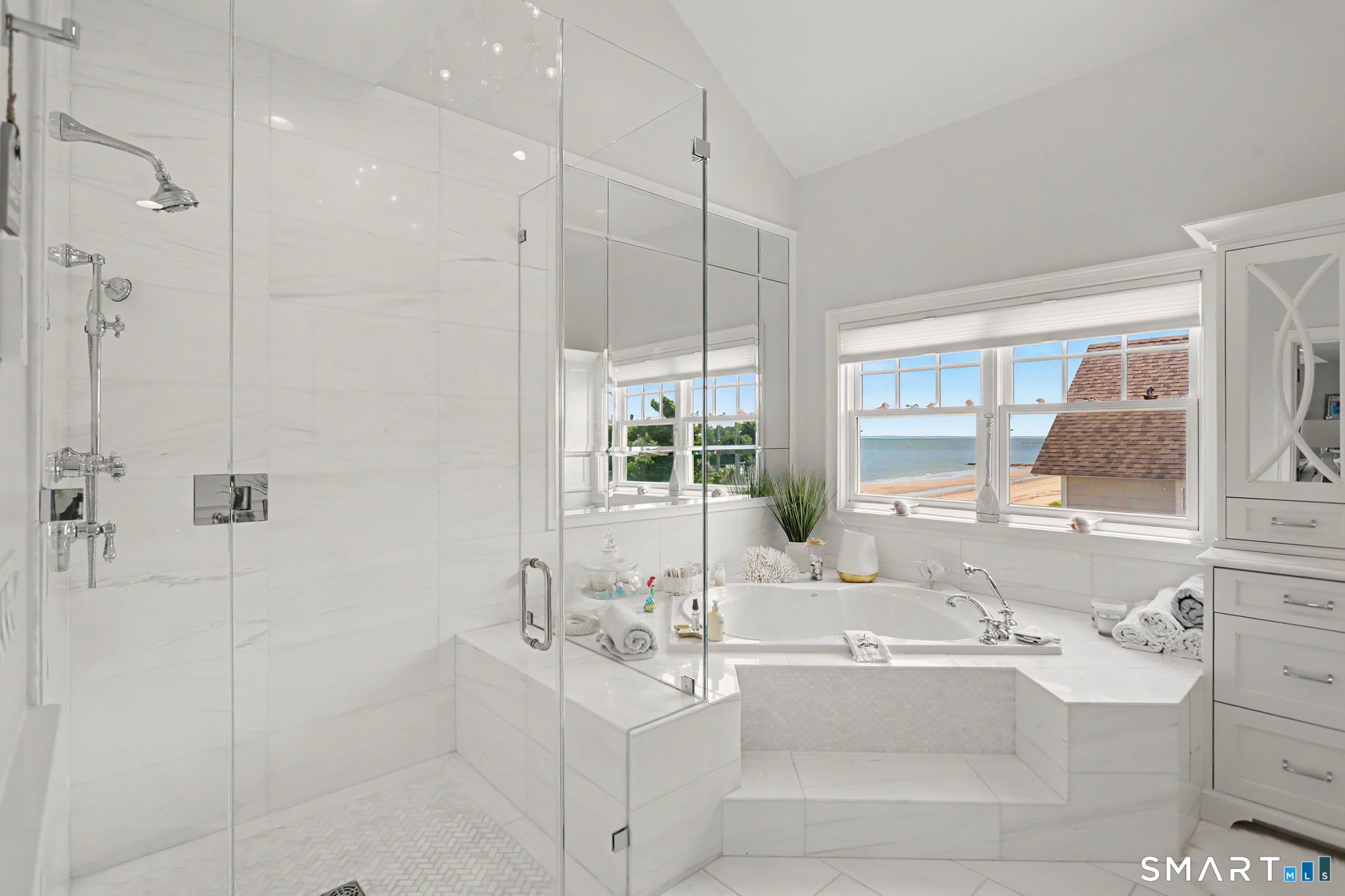 1657 Fairfield Beach Road, Unit 1657 Fairfield, CT 06824 - Photo 22 of 38 Primary full bathroom with Shower and whirlpool tub