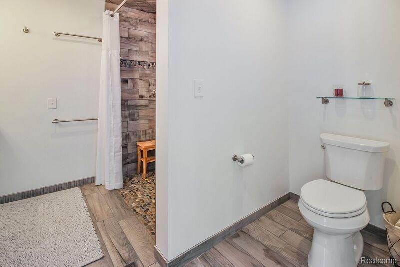 9240 Wiggins Road Howell, MI 48855 - Photo 24 of 60 First Floor Master Suite Bath