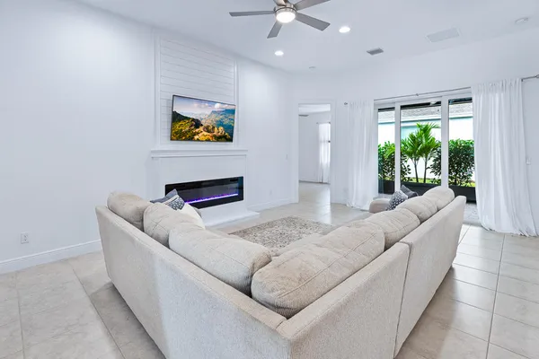 $2,550 | 2590 Bella Vista Circle, Vero Beach, FL 32966