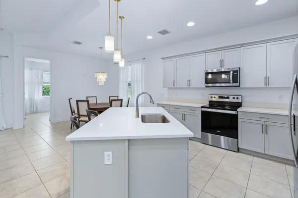 $2,550 | 2590 Bella Vista Circle, Vero Beach, FL 32966