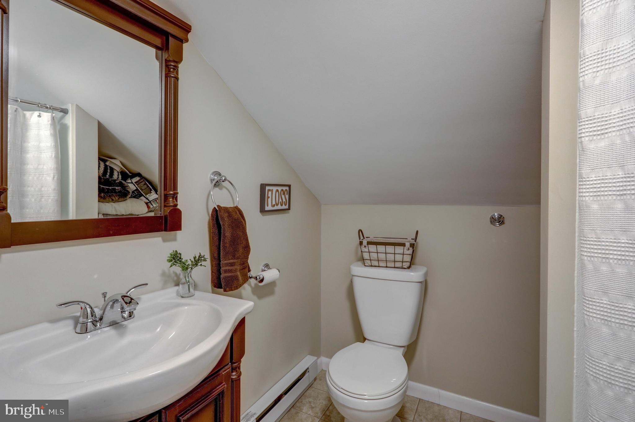 90 Anchor Road Elizabethtown, PA 17022 - Photo 29 of 37 Low miles on this remodeled bath!