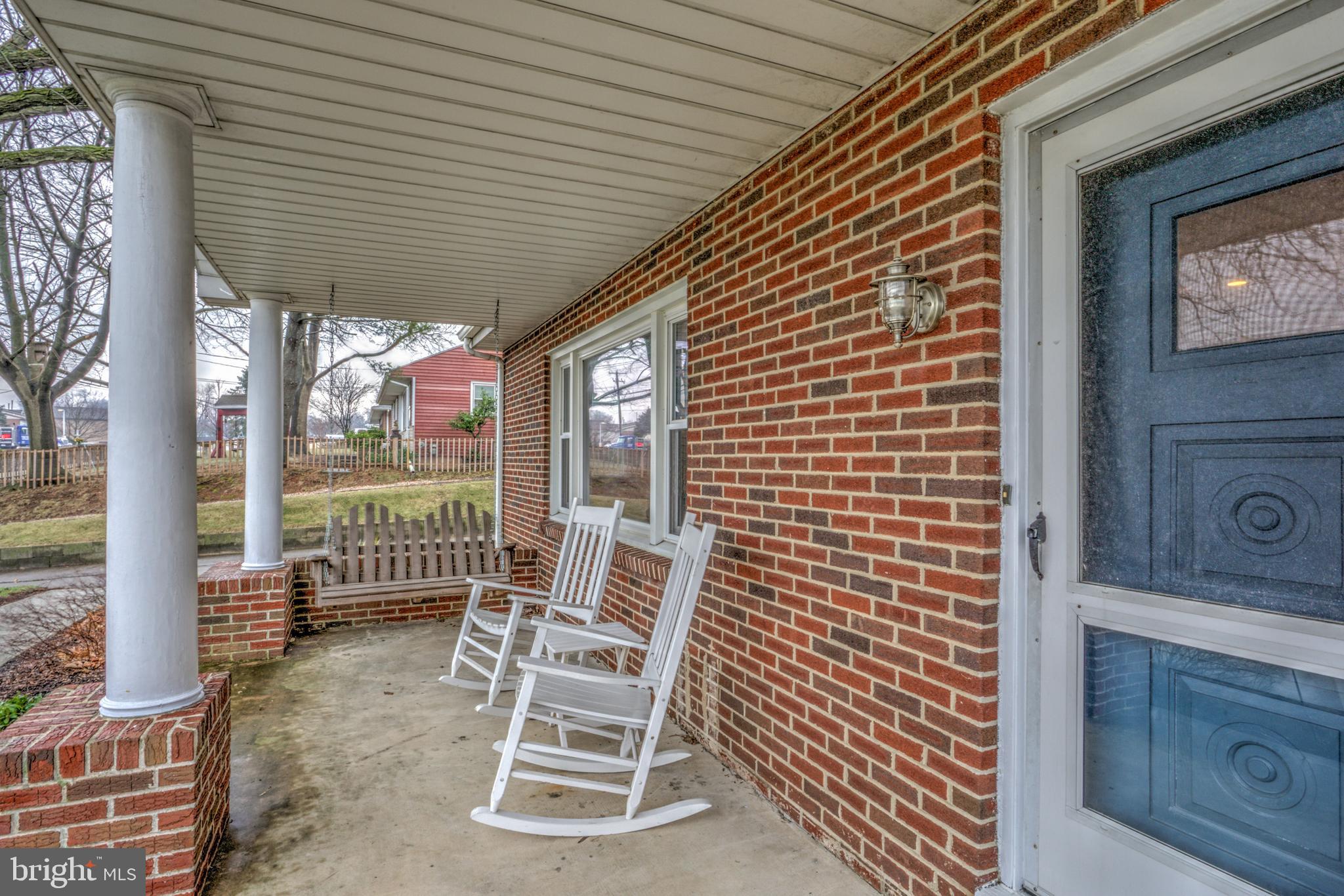 90 Anchor Road Elizabethtown, PA 17022 - Photo 4 of 37 The envy of plain home fronts everywhere