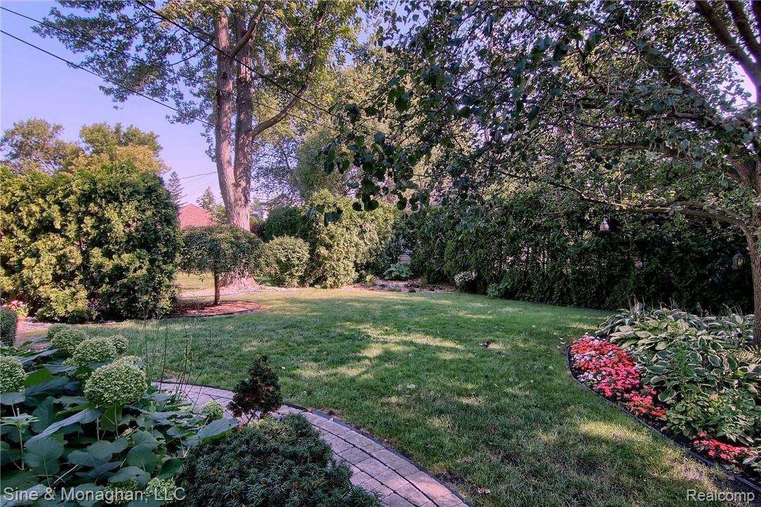 904 Pemberton Road Grosse Pointe, MI 48230 - Photo 26 of 30 Backyard.jpg