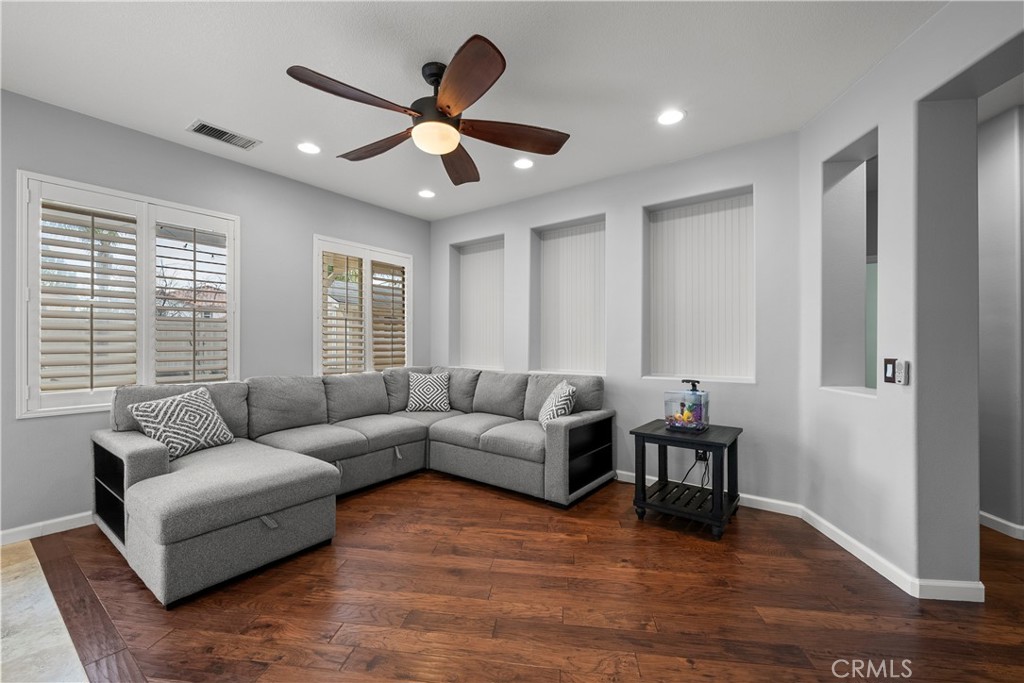 28640 Silverking Trail Saugus, CA 91390 - Photo 17 of 51