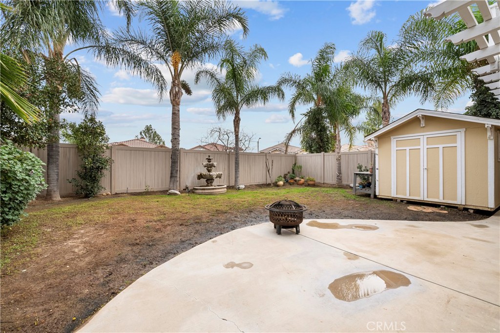 28640 Silverking Trail Saugus, CA 91390 - Photo 45 of 53 a view of a backyard with a white house