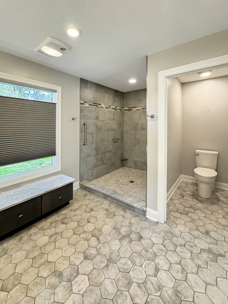 1669 Barberry Circle Freeport, IL 61032 - Photo 33 of 67 a bathroom with a toilet a sink and shower
