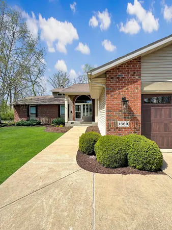 $589,900 | 1669 Barberry Circle, Freeport, IL 61032