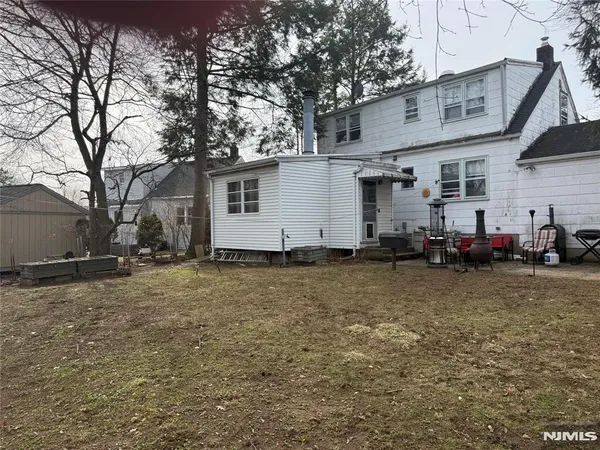 a view of a house with backyard