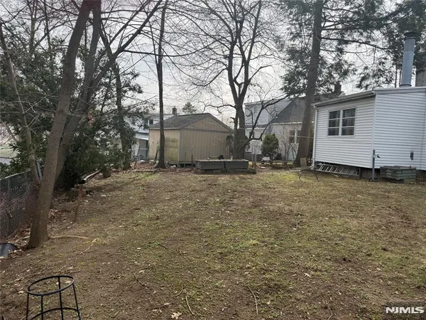 a view of a yard with a house